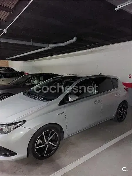 Usado Toyota Auris Hybrid Edition 136 CV (100 kW) 2018 Gris / plata Berlina