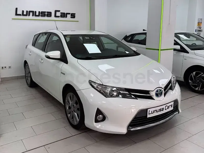 Usado Toyota Auris Hybrid Advance 136 CV (100 kW) 2014 Blanco Berlina