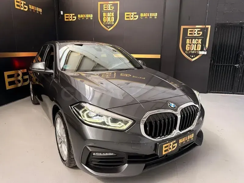 Usado BMW 118 150 CV (110 kW) 2021 Gris / plata Utilitario