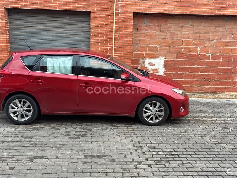 Usado Toyota Auris Active 90 CV (66 kW) 2014 Rojo Berlina