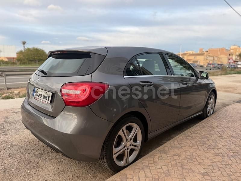 Usado Mercedes A180 Urban 122 CV (89 kW) 2015 Gris / plata Berlina