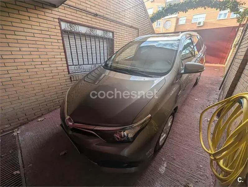 Usado Toyota Auris Hybrid Active 136 CV (100 kW) 2019 Marrón Familiar