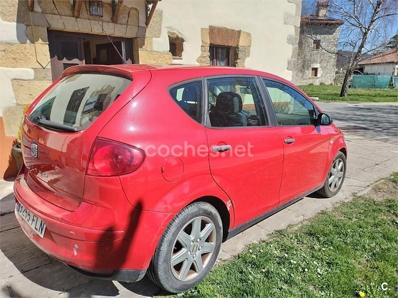 Usado Seat Altea 105 CV (77 kW) 2007 Rojo Monovolumen