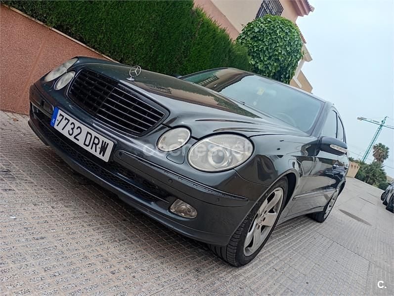 Usado Mercedes E270 Avantgarde 170 CV (125 kW) 2003 Gris / plata Berlina