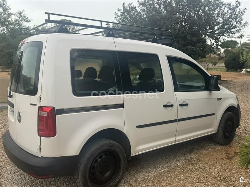 Usado VW Caddy Trendline 122 CV (89 kW) 2018 Blanco Monovolumen