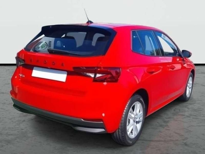 Usado Skoda Fabia Selection 95 CV (69 kW) 2025 Rojo Utilitario