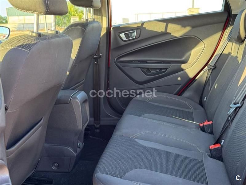 Usado Ford Fiesta Titanium 100 CV (73 kW) 2015 Rojo Berlina
