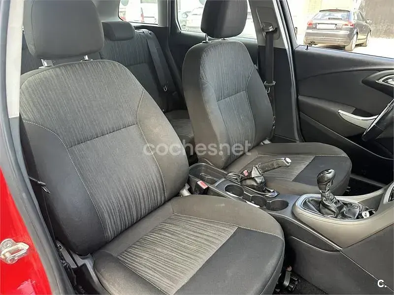 Usado Opel Astra Selective 95 CV (69 kW) 2012 Rojo Familiar