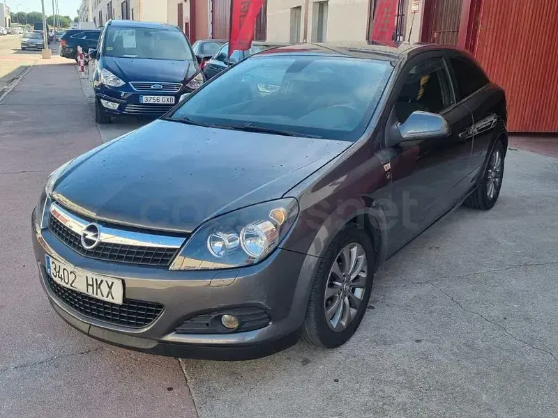 Usado Opel Astra GTC Sportive 140 CV (102 kW) 2012 Gris / plata Berlina