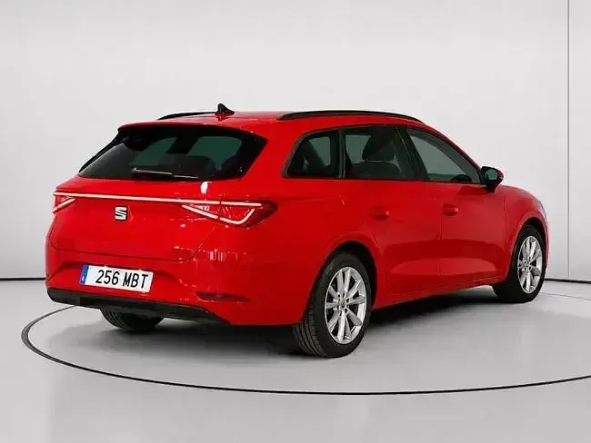 Usado Seat Leon Style 150 CV (110 kW) 2022 Rojo Familiar