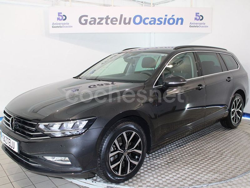 Gris Usado 2022 VW Passat Executive Familiar | 28.900 € (Caro) - Imagen 1/4
