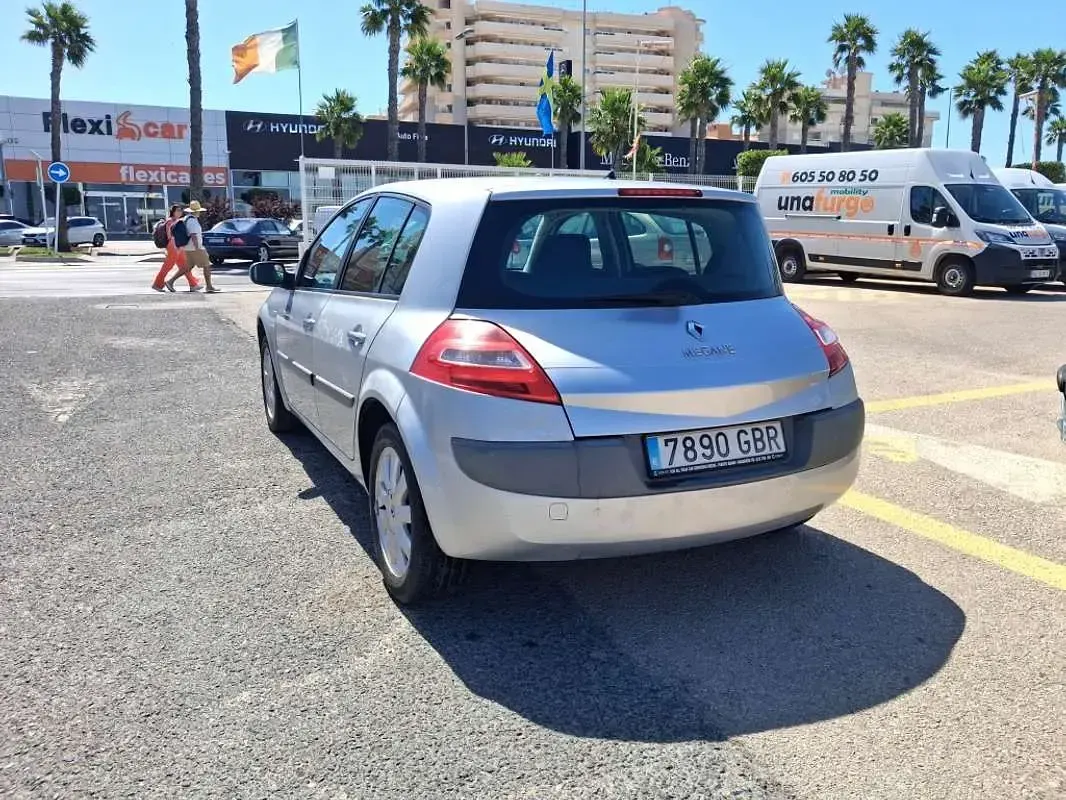 Usado Renault Mégane II Dynamique 111 CV (81 kW) 2008 Plateado Berlina