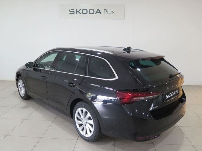 Negro Usado 2024 Skoda Octavia Selection Familiar | 33.800 € (Un poco caro) - Imagen 1/4