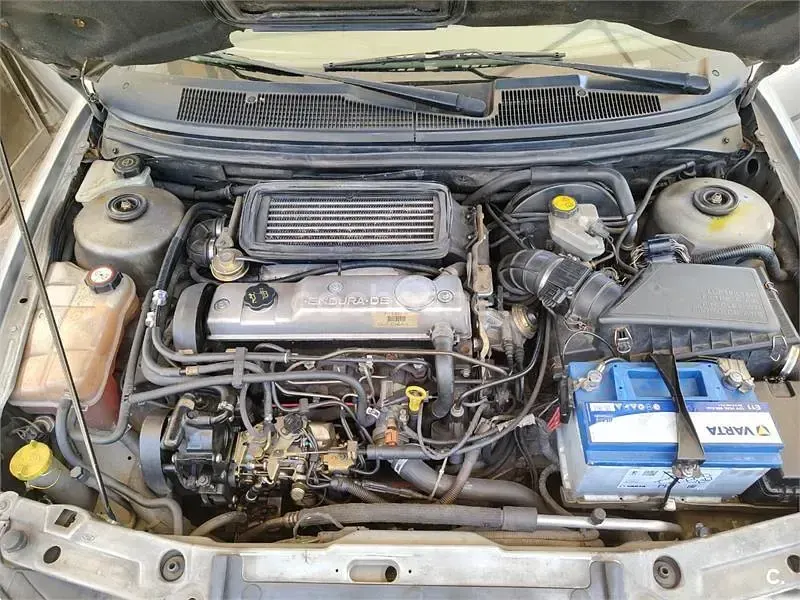 Usado Ford Mondeo Ambiente 90 CV (66 kW) 1999 Gris / plata Berlina