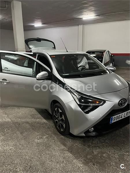 Usado Toyota Aygo X-play 72 CV (52 kW) 2021 Gris / plata Utilitario