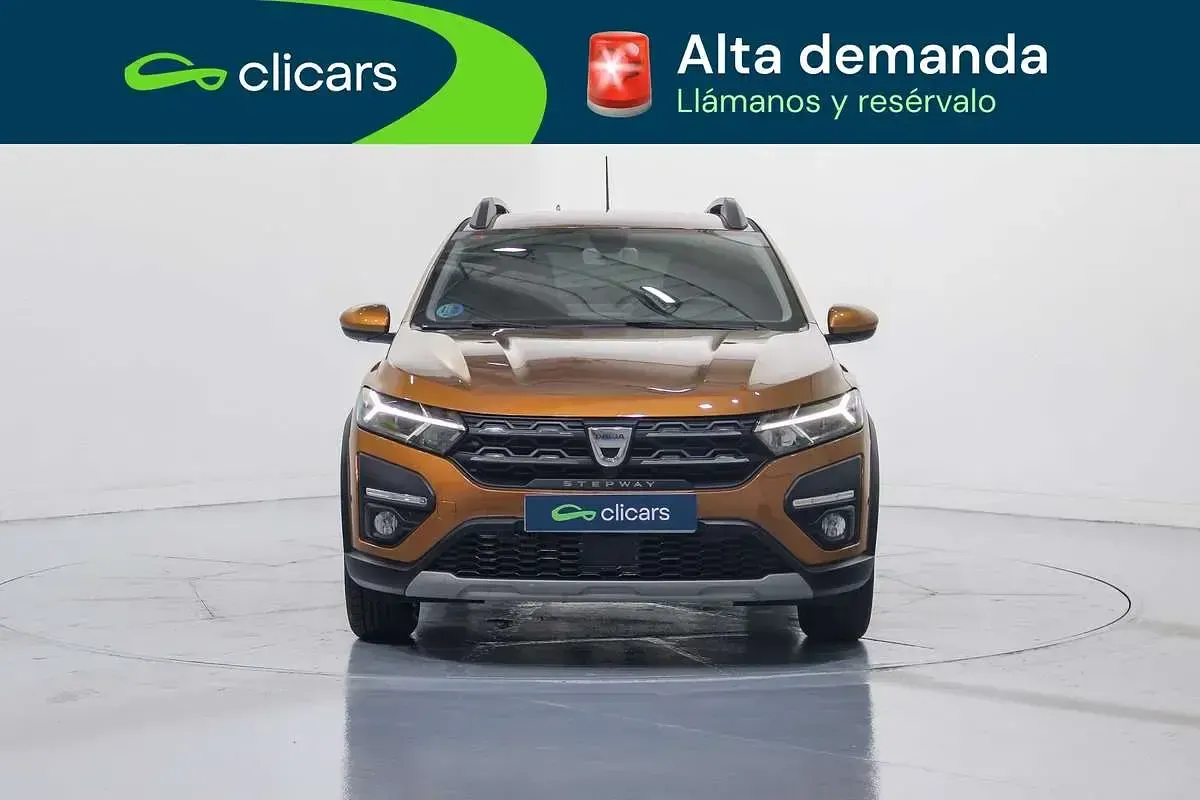 Usado Dacia Sandero Comfort 101 CV (74 kW) 2021 Naranja Utilitario