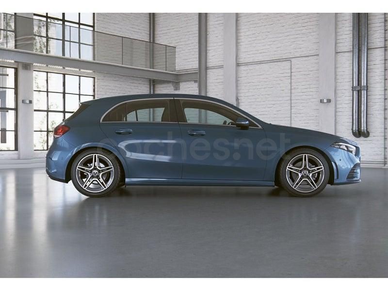 Usado Mercedes A180 AMG line 116 CV (85 kW) 2021 Denim blue  metallic paint Berlina