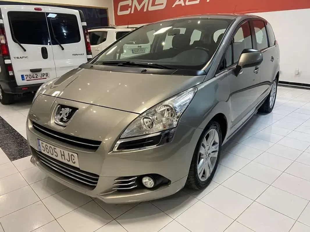 Usado Peugeot 5008 Allure 150 CV (110 kW) 2012 Marrón Monovolumen