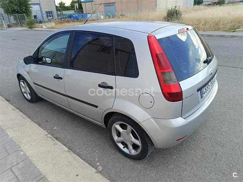 Usado Ford Fiesta Ambiente 68 CV (50 kW) 2002 Gris / plata Utilitario