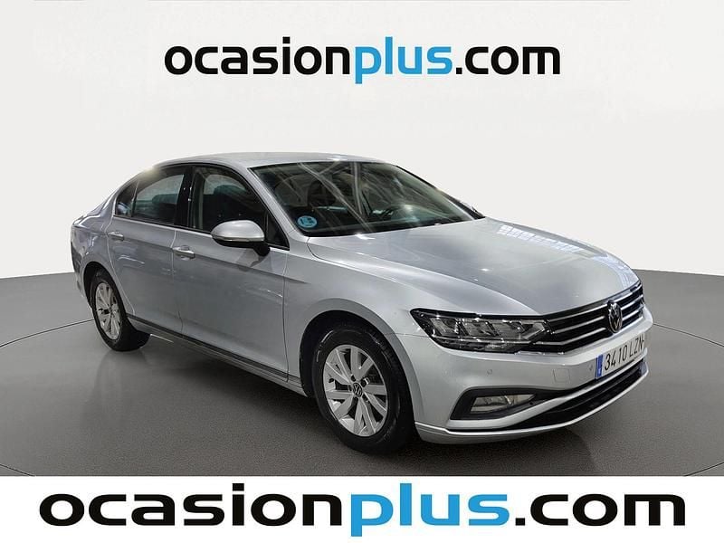 Usado VW Passat Business 122 CV (89 kW) 2022 Gris plata Familiar