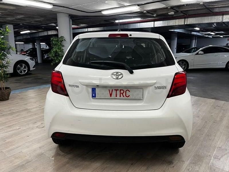 Usado Toyota Yaris Active 99 CV (72 kW) 2015 Blanco Utilitario