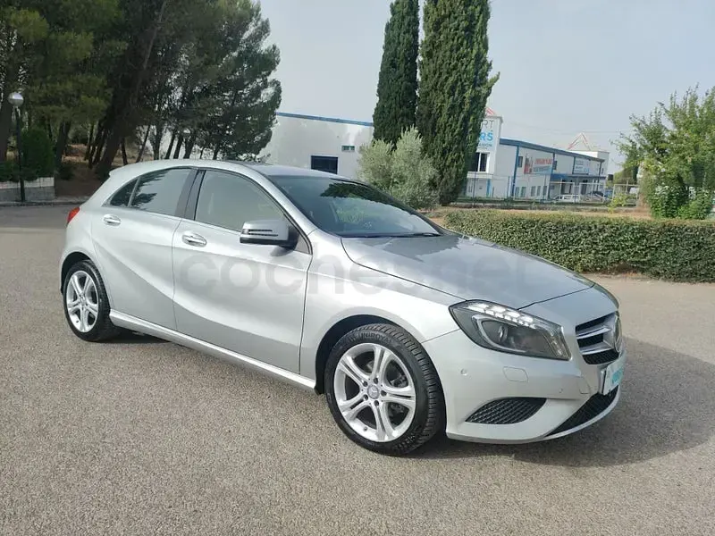Usado Mercedes A180 Urban 109 CV (80 kW) 2016 Gris / plata Utilitario