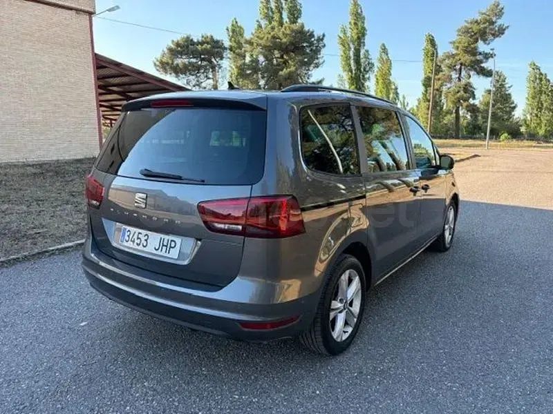 Usado Seat Alhambra Ecomotive 150 CV (110 kW) 2015 Gris / plata Monovolumen