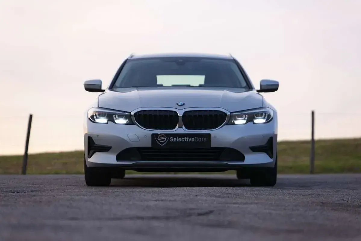 Usado BMW 318 150 CV (110 kW) 2021 Gris Familiar