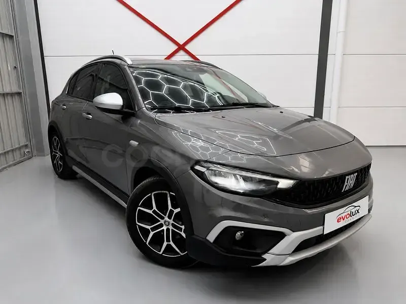 Usado Fiat Tipo Cross 101 CV (74 kW) 2021 Gris / plata Berlina