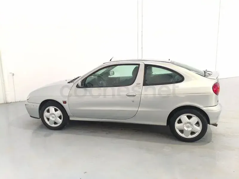 Usado Renault Mégane Coupé Dynamique 110 CV (80 kW) 2002 Gris / plata Coupe