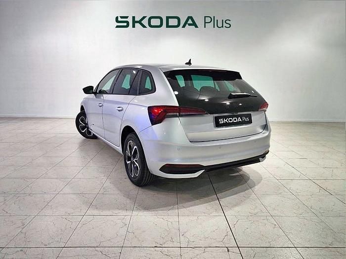 Usado Skoda Scala Selection 115 CV (84 kW) 2025 Gris plata Utilitario
