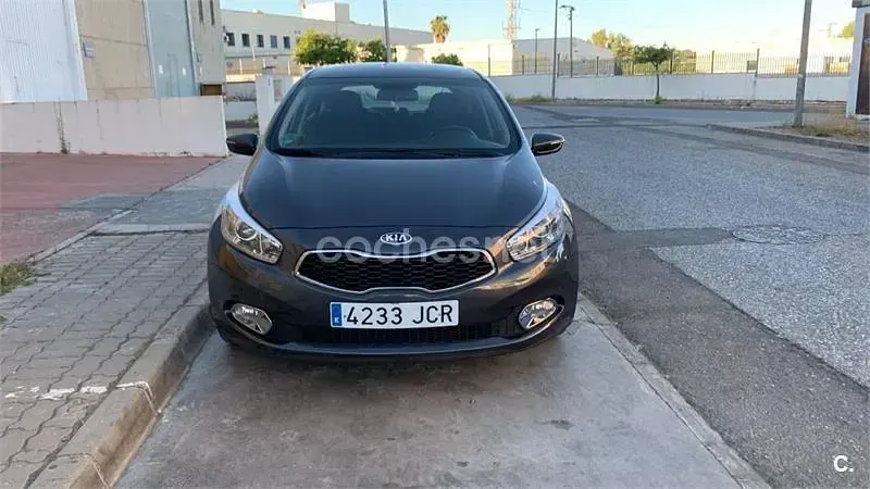 Usado Kia Ceed 100 CV (73 kW) 2015 Gris / plata Utilitario