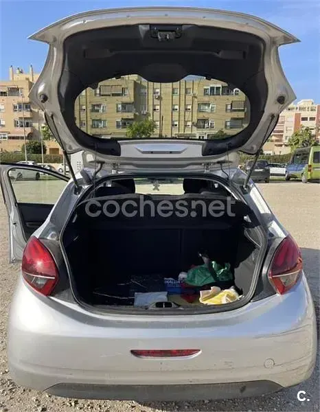 Usado Peugeot 208 Style 82 CV (60 kW) 2018 Gris / plata Utilitario