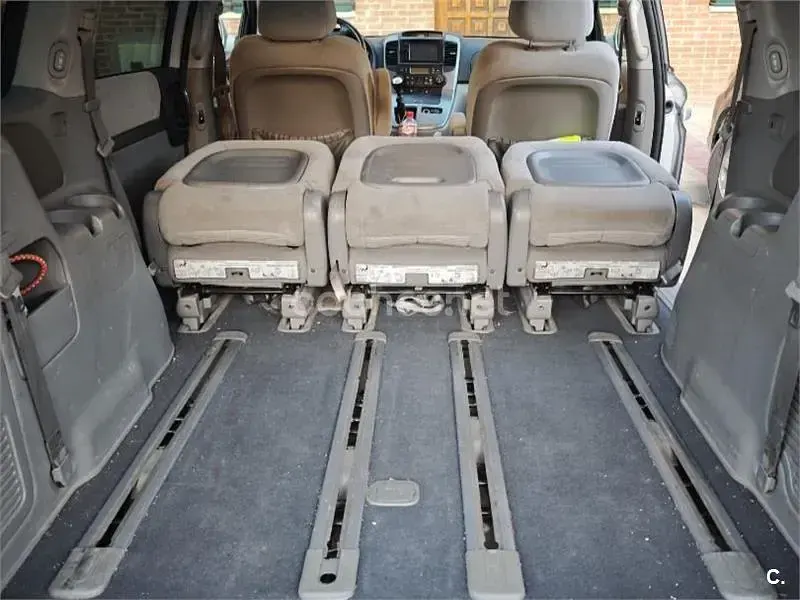 Usado Kia Carnival 185 CV (136 kW) 2010 Gris / plata Monovolumen