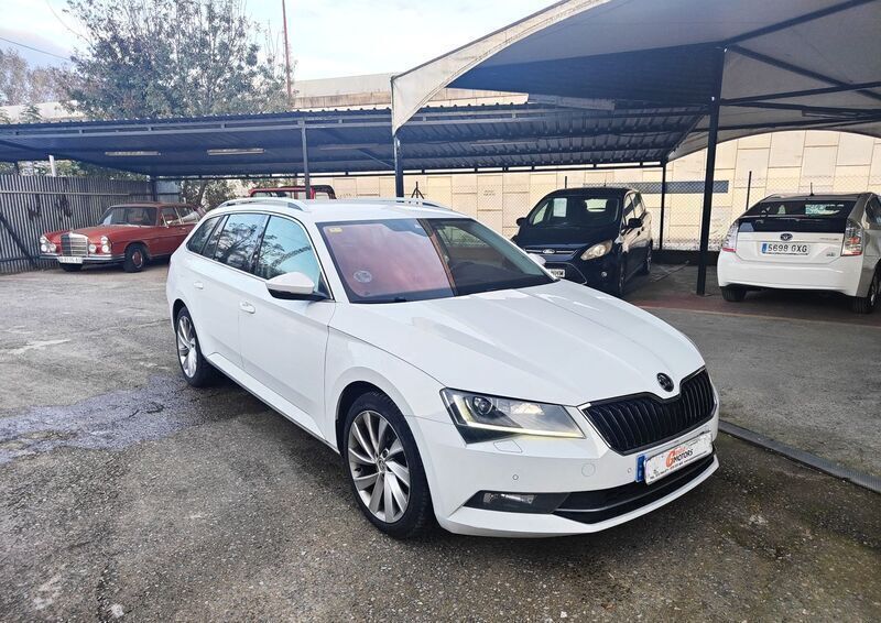 Usado Skoda Superb Ambition 190 CV (139 kW) 2016 Blanco Familiar