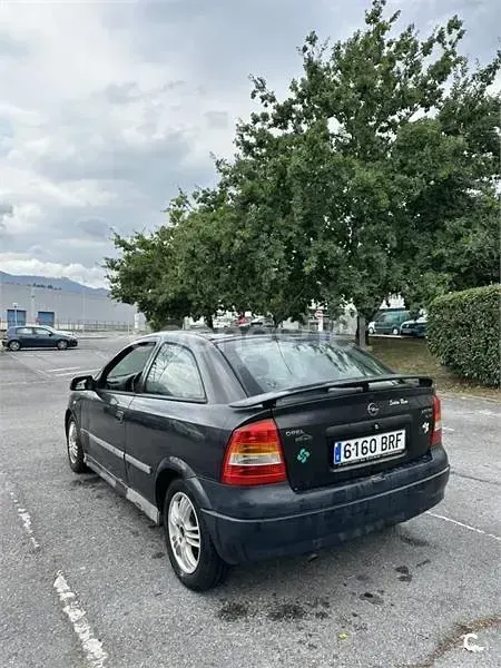 Usado Opel Astra Comfort 100 CV (73 kW) 2001 Negro Berlina