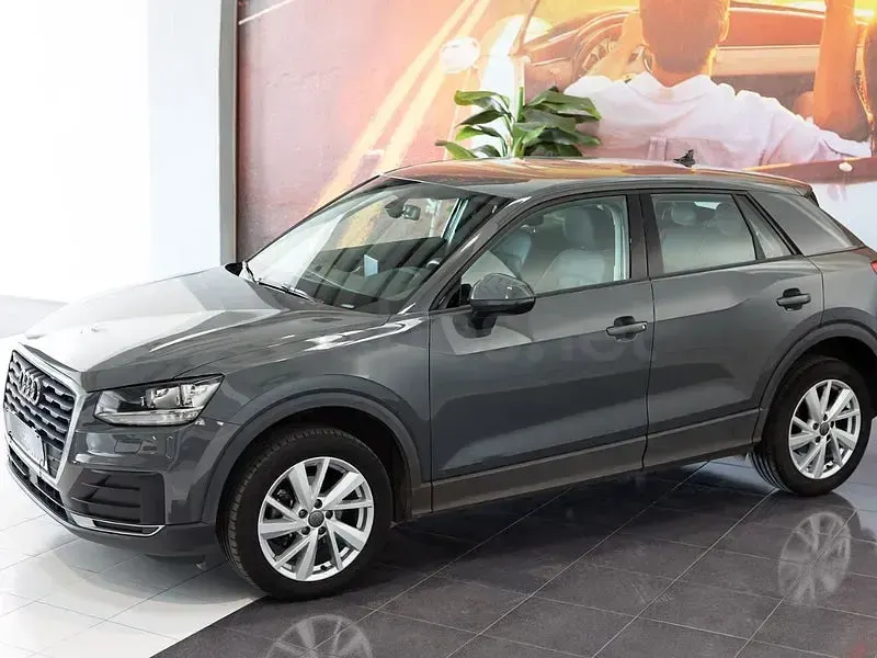Usado Audi Q2 Advanced Plus 116 CV (85 kW) 2020 Gris / plata SUV