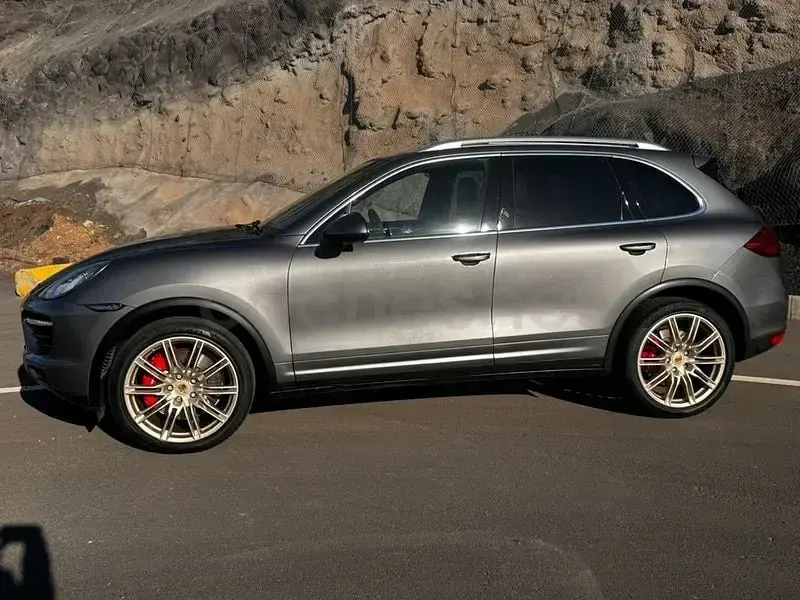 Usado Porsche Cayenne Turbo 500 CV (367 kW) 2011 Gris / plata SUV