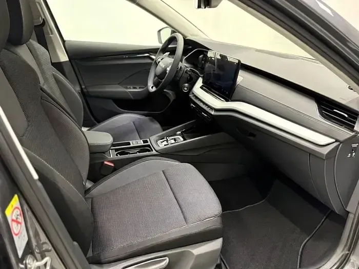 Usado Skoda Octavia Selection 150 CV (110 kW) 2025 Gris / plata Berlina