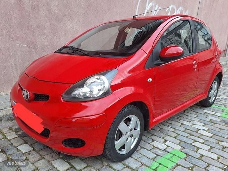 Usado Toyota Aygo 68 CV (50 kW) 2010 Rojo Utilitario