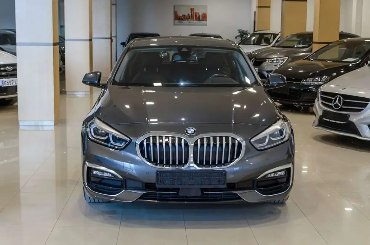 Usado BMW 120 Luxury Line 190 CV (139 kW) 2021 Gris / plata Utilitario