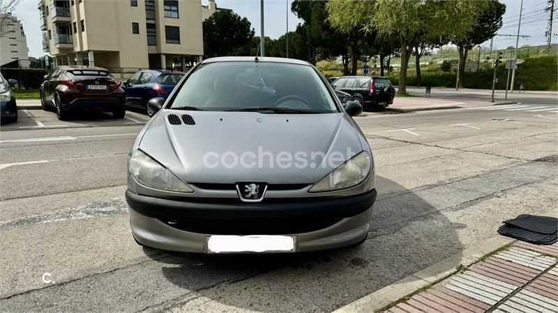Usado Peugeot 206 75 CV (55 kW) 2000 Gris / plata Berlina