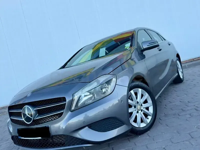 Usado Mercedes A200 Style 136 CV (100 kW) 2014 Gris / plata Berlina