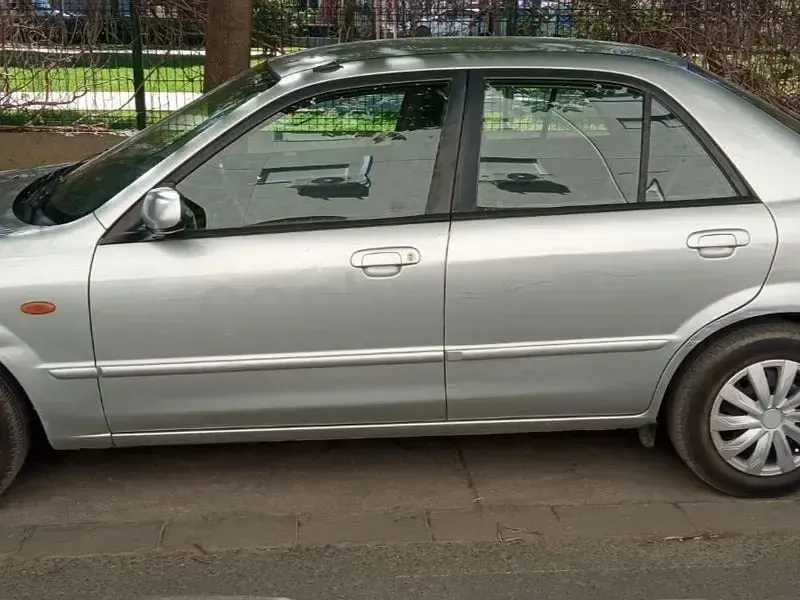Usado Mazda 323 Exclusive 100 CV (73 kW) 2002 Gris / plata Berlina