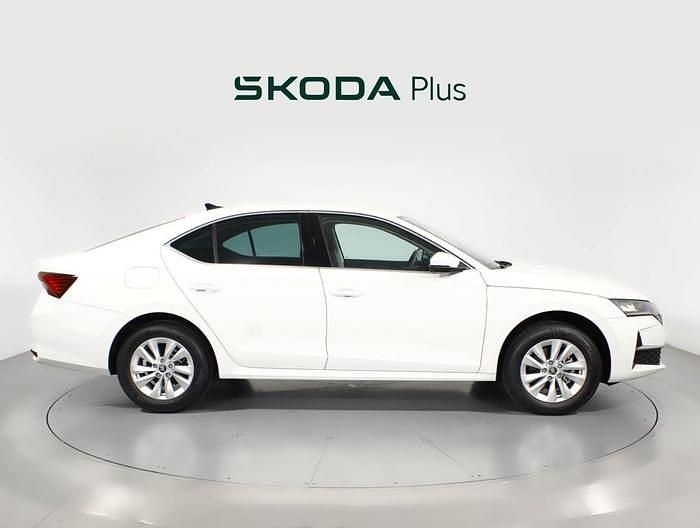 Usado Skoda Octavia Selection 116 CV (85 kW) 2025 Blanco