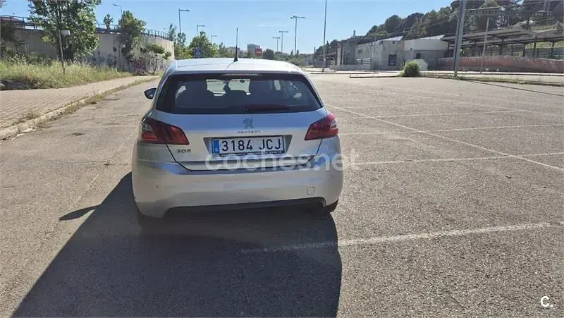 Usado Peugeot 308 Active 130 CV (95 kW) 2015 Gris / plata Berlina