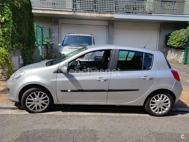 Usado Renault Clio II Dynamique 85 CV (62 kW) 2008 Gris / plata Berlina