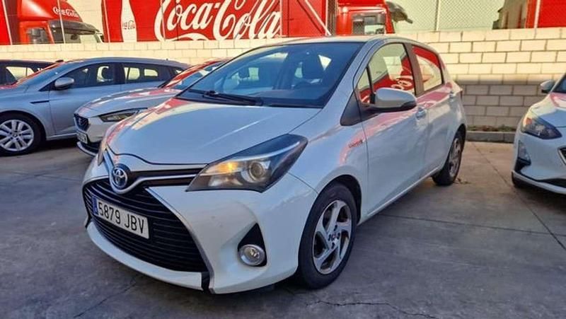 Usado Toyota Yaris Hybrid Active 99 CV (72 kW) 2015 Blanco Utilitario