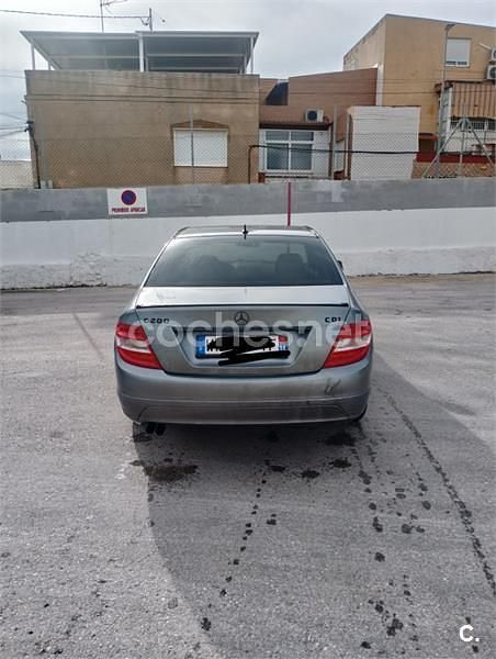 Usado Mercedes C200 Classic 122 CV (89 kW) 2008 Gris / plata Berlina
