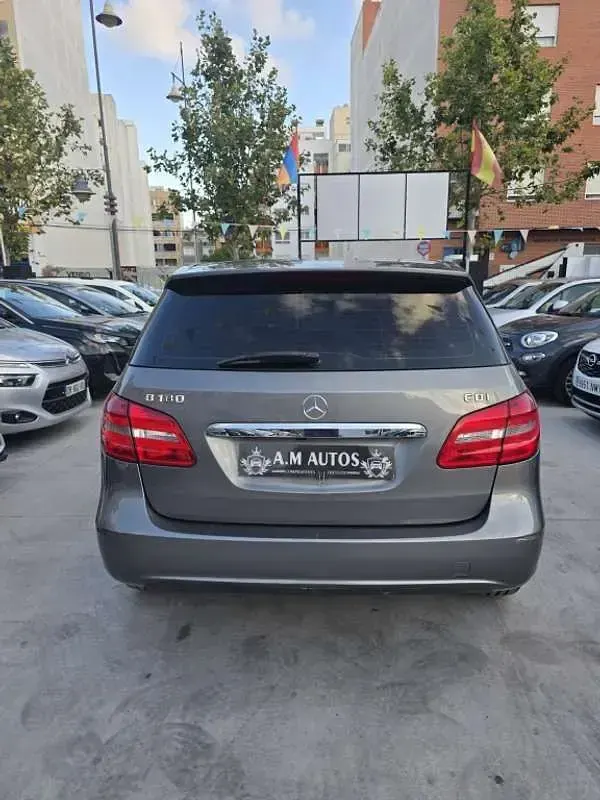 Usado Mercedes B180 109 CV (80 kW) 2013 Gris Utilitario